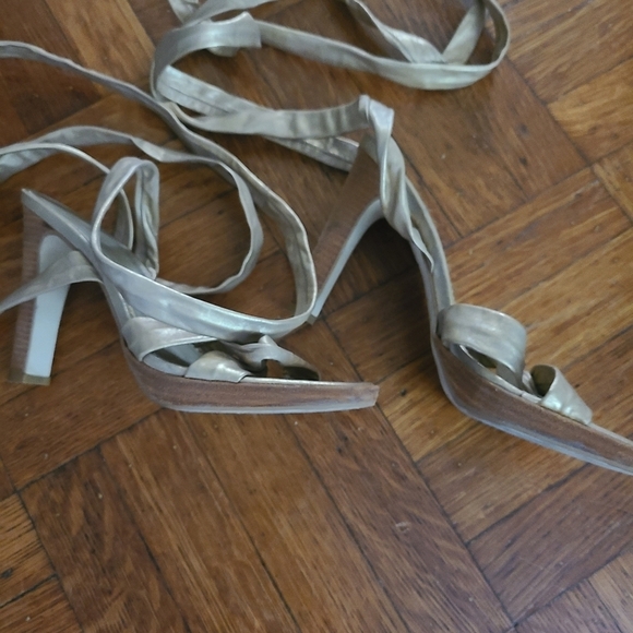 VINTAGE Nicole Miller tie gold leather sandles Hp🔥🔥🔥🔥 - Picture 4 of 8